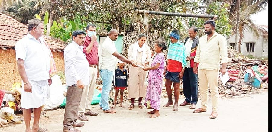 ಅರಕಲಗೂಡು ತಾಲ್ಲೂಕು ಅತ್ನಿ ಗ್ರಾಮದಲ್ಲಿ ಆಕಸ್ಮಿಕ ಬೆಂಕಿಗೆ ಗುಡಿಸಲು ಭಸ್ಮವಾದ ಸಂತ್ರಸ್ತ ಕುಟುಂಬಕ್ಕೆ ಗ್ರಾಪಂ ಅಧ್ಯಕ್ಷೆ ನೇತ್ರಾವತಿ ಹರೀಶ್ ಪರಿಹಾರ ಧನದ ಚೆಕ್ ವಿತರಿಸಿದರು. ಬಿಎಸ್ಪಿ ಅಧ್ಯಕ್ಷ ಅತ್ನಿ ಹರೀಶ್, ಪಿಡಿಒ ನಾಗರಾಜ್ ಇದ್ದರು