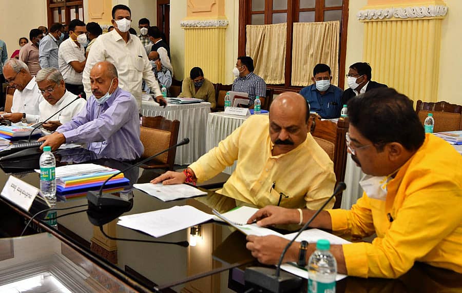 ಜಿಲ್ಲಾಧಿಕಾರಿಗಳ ಸಭೆಯಲ್ಲಿ ಮುಖ್ಯಮಂತ್ರಿ ಬಸವರಾಜ ಬೊಮ್ಮಾಯಿ ಮತ್ತು ಕಂದಾಯ ಸಚಿವ ಆರ್. ಅಶೋಕ ಮಾತುಕತೆ ನಡೆಸಿದರು. ಮುಖ್ಯ ಕಾರ್ಯದರ್ಶಿ ಪಿ. ರವಿಕುಮಾರ್, ಸಚಿವ ಗೋವಿಂದ ಕಾರಜೋಳ, ಹಿರಿಯ ಅಧಿಕಾರಿಗಳು ಭಾಗವಹಿಸಿದ್ದರು.