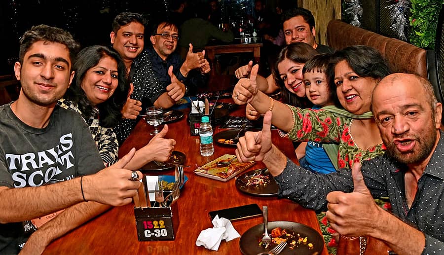 ಬೆಂಗಳೂರಿನ ರೆಸಿಡೆನ್ಸಿ ರಸ್ತೆಯ ಪಬ್ ಒಂದರಲ್ಲಿ ಶುಕ್ರವಾರ ಹೊಸವರ್ಷದ ಸಂಭ್ರಮದಲ್ಲಿ ತೊಡಗಿದ್ದ ಕುಟುಂಬ -ಪ್ರಜಾವಾಣಿ ಚಿತ್ರ/ ರಂಜು ಪಿ