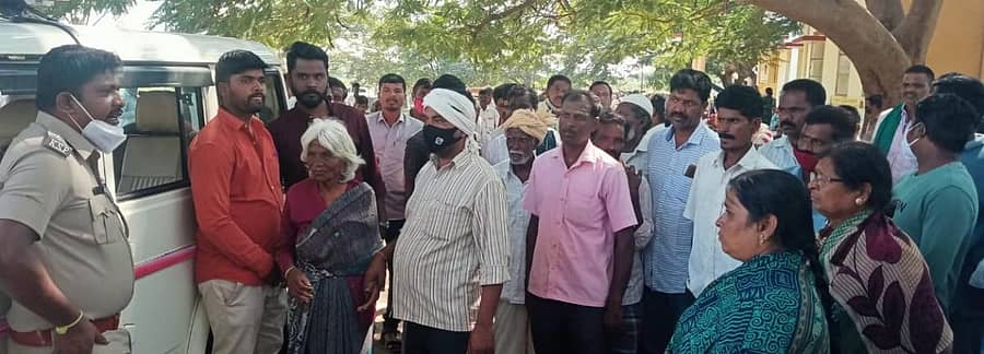 ಪಾಪಣ್ಣಶೆಟ್ಟಿ ಅವರ ಕುಟುಂಬದ ಸದಸ್ಯರೊಂದಿಗೆ ಸಬ್‌ಇನ್‌ಸ್ಪೆಕ್ಟರ್‌ ರಾಜೇಂದ್ರ ಅವರು ಮಾತನಾಡುತ್ತಿರುವುದು