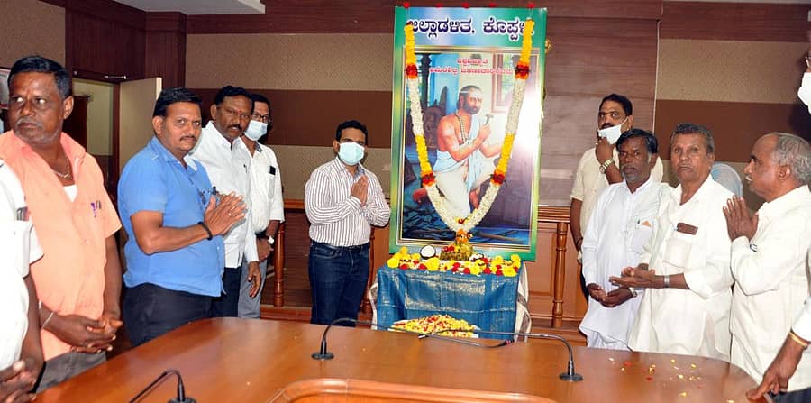 ಕೊಪ್ಪಳದ ಜಿಲ್ಲಾಡಳಿತ ಭವನದಲ್ಲಿ ಹಮ್ಮಿಕೊಂಡಿದ್ದ ಅಮರಶಿಲ್ಪಿ ಜಕಣಾಚಾರಿ ಜಯಂತಿ ಕಾರ್ಯಕ್ರಮದಲ್ಲಿ ಭಾವಚಿತ್ರಕ್ಕೆ ಪೂಜೆ ಸಲ್ಲಿಸಲಾಯಿತು