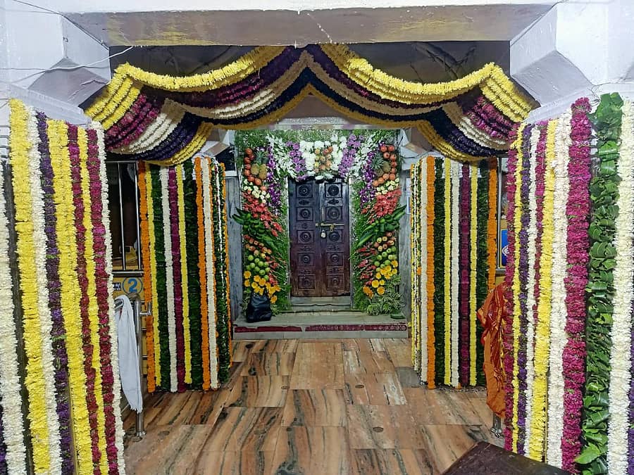 ಮುನಿರಾಬಾದ್ ಸಮೀಪದ ಹುಲಿಗಿಯ ಹುಲಿಗೆಮ್ಮ ದೇವಿ ದೇವಸ್ಥಾನದಲ್ಲಿ ಪುಷ್ಪಾಲಂಕಾರ ಮಾಡಿರುವುದು