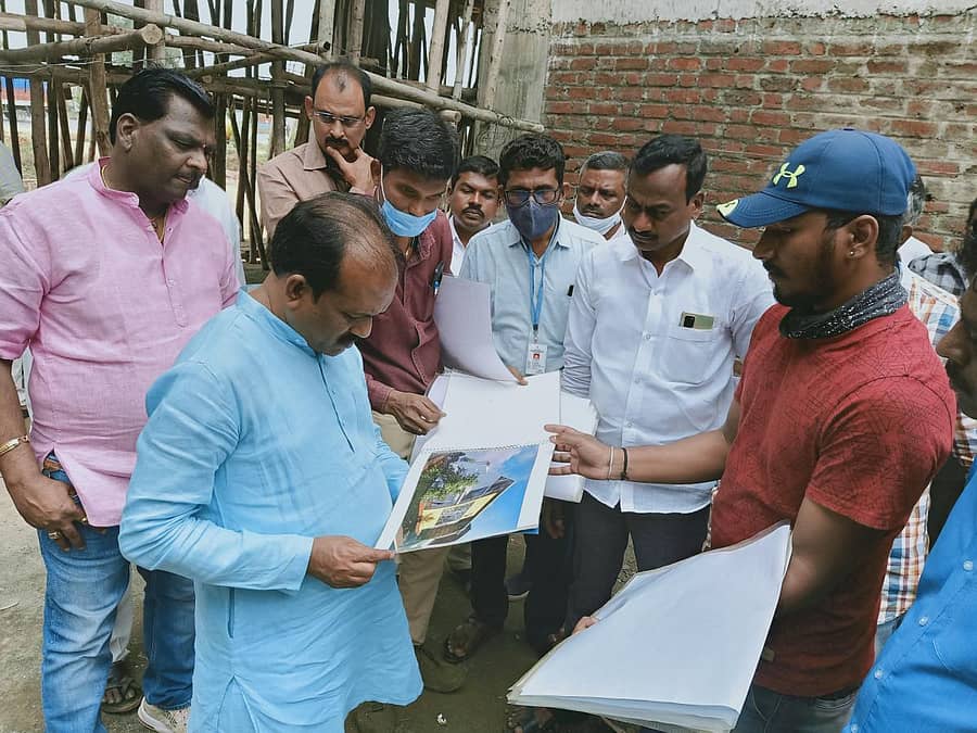 ಹುಬ್ಬಳ್ಳಿ ಹೊರವಲಯದ ಗಬ್ಬೂರು ಬಳಿ ನಿರ್ಮಿಸುತ್ತಿರುವ ಧಾರವಾಡ ಪೂರ್ವ ಆರ್.ಟಿ.ಒ ಕಚೇರಿ ಕಟ್ಟಡ ಕಾಮಗಾರಿಯನ್ನು ಶಾಸಕ ಪ್ರಸಾದ ಅಬ್ಬಯ್ಯ ಅವರು ಶನಿವಾರ ಪರಿಶೀಲಿಸಿದರು