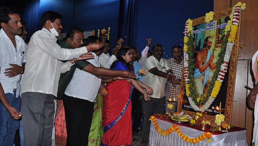 ಅಮರಶಿಲ್ಪಿ ಜಕಣಾಚಾರಿ ಸಂಸ್ಮರಣಾ ದಿನಾಚರಣೆ ಅಂಗವಾಗಿ ನಡೆದ ಕಾರ್ಯಕ್ರಮದಲ್ಲಿ ಉಪ ವಿಭಾಗಾಧಿಕಾರಿ ಐಶ್ವರ್ಯಾ ಹಾಗೂ ಅತಿಥಿಗಳು ಜಕಣಾಚಾರಿ ಭಾವಚಿತ್ರಕ್ಕೆ ಪುಷ್ಪನಮನ ಸಲ್ಲಿಸಿದರು