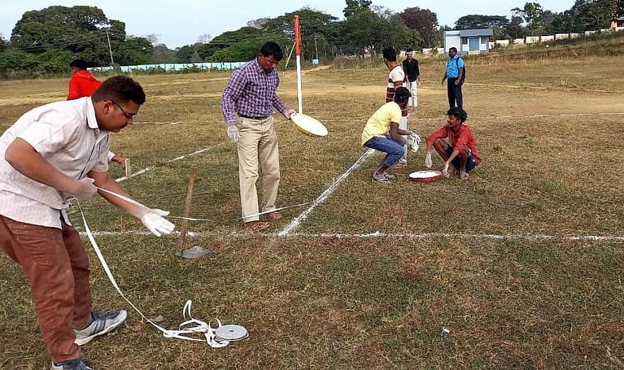 ಅಳ್ನಾವರದಲ್ಲಿ ಶನಿವಾರ ತಾಲ್ಲೂಕು ಮಟ್ಟದ ಕ್ರೀಡಾಕೂಟಕ್ಕೆ ಭರದ ಸಿದ್ದತೆ ನಡೆಯಿತು