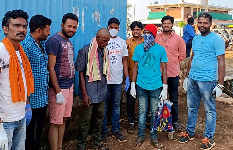 ಬಸವಕಲ್ಯಾಣದ ಲೋಕೇಶ ಮೋಳಕೆರೆ ಹಾಗೂ ತಂಡದ ಯುವಕರು ಬುದ್ಧಿಮಾಂದ್ಯರಿಗೆ ಕ್ಷೌರ ಮಾಡಿಸುತ್ತಿರುವುದು