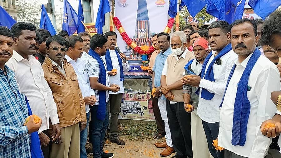 ಚಿಕ್ಕಬಳ್ಳಾಪುರದ ಶಿಡ್ಲಘಟ್ಟದ ಅಂಬೇಡ್ಕರ್ ವೃತ್ತದಲ್ಲಿ ನಡೆದ ಭೀಮಾ ಕೋರೆಗಾಂವ್ ವಿಜಯೋತ್ಸವ ಕಾರ್ಯಕ್ರಮದಲ್ಲಿ ಕರ್ನಾಟಕ ದಲಿತ ಸಂಘರ್ಷ ಸಮಿತಿ (ಅಂಬೇಡ್ಕರ್ ವಾದ) ಕಾರ್ಯಕರ್ತರು ಪಾಲ್ಗೊಂಡಿದ್ದರು