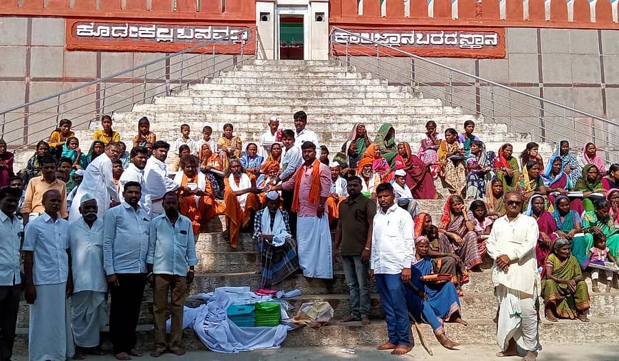 ಹುಣಸಗಿ ತಾಲ್ಲೂಕಿನ ಕೊಡೇಕಲ್ಲ ಗ್ರಾಮದ ಕಾಲಜ್ಞಾನಿ ಬಸವೇಶ್ವರ ದೇವಸ್ಥಾನ (ಪ್ಯಾಟಿ ಗುಡಿ) ಆವರಣದಲ್ಲಿ ಉದ್ಯಮಿ ಸಂಗನಗೌಡ ಚಿಮ್ಮಲಗಿ ಅವರು ಬಡವರಿಗೆ ವಸ್ತ್ರದಾನ ಮಾಡಿದರು