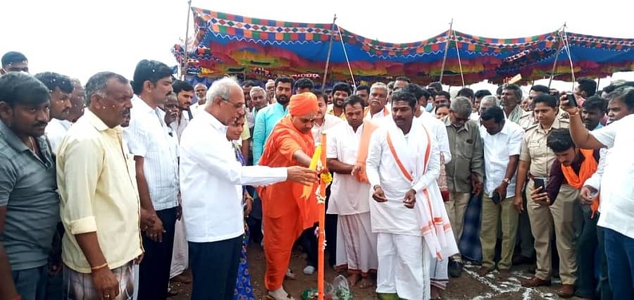 ಯಲಬುರ್ಗಾ ತಾಲ್ಲೂಕು ತರಲಕಟ್ಟಿ ಗ್ರಾಮದ ಹೊರವಲಯದಲ್ಲಿ ಶನಿವಾರ ನಡೆದ ನಿಲೋಗಲ್ಲಕೆರೆ ಅಭಿವೃದ್ಧಿ ಕಾಮಗಾರಿಯ ಭೂಮಿ ಪೂಜೆ ಕಾರ್ಯಕ್ರಮದಲ್ಲಿ ಸಚಿವ ಹಾಲಪ್ಪ ಆಚಾರ, ಕೊಪ್ಪಳ ಗವಿಮಠದ ಗವಿಸಿದ್ದೇಶ್ವರ ಸ್ವಾಮೀಜಿ, ಇಲಾಖೆಯ ಅಧಿಕಾರಿ ಕಿಶೋರಕುಮಾರ, ಸಿ.ಎಚ್. ಪೊಲೀಸ್ ಪಾಟೀಲ ಇತರರು ಇದ್ದರು