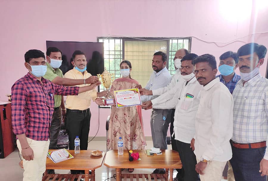 ಯಾದಗಿರಿಯಲ್ಲಿ ಗ್ರಾಮೀಣಾಭಿವೃದ್ಧಿ ಮತ್ತು ಪಂಚಾಯತ್ ರಾಜ್ ಇಲಾಖೆ ಸಿಬ್ಬಂದಿಗೆ ಜಿಲ್ಲಾ ಪಂಚಾಯಿತಿಯಿಂದ ಹಮ್ಮಿಕೊಂಡಿದ್ದ ಕ್ರೀಡಾಕೂಟದಲ್ಲಿ ಭಾಗವಹಿಸಿದ ಸಿಬ್ಬಂದಿಗೆ ಪ್ರಮಾಣ ಪತ್ರವನ್ನು ಜಿಪಂ ಸಿಇಒ ಶಿಲ್ಪಾ ಶರ್ಮಾ ವಿತರಿಸಿದರು