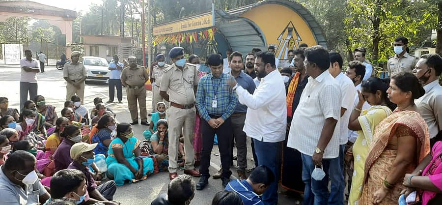 ಸರ್ಕಾರ ನಿಗದಿಪಡಿಸಿದ ಕನಿಷ್ಠ ವೇತನ ಪಾವತಿಸುವಂತೆ ಕದ್ರಾ, ಕೊಡಸಳ್ಳಿಯ ಕೆ.ಪಿ.ಸಿ ಗುತ್ತಿಗೆ ಕಾರ್ಮಿಕರು ಶನಿವಾರ ಕಾಂಗ್ರೆಸ್ ಮುಖಂಡ ಸತೀಶ ಸೈಲ್ ನೇತೃತ್ವದಲ್ಲಿ ಧರಣಿ ನಡೆಸಿದರು