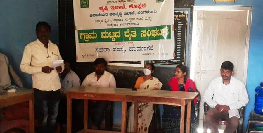 ಅಳವಂಡಿ ಸಮೀಪದ ಕವಲೂರು ಗ್ರಾಮದ ಗ್ರಾಮ ಪಂಚಾಯಿತಿ ಕಚೇರಿಯಲ್ಲಿ ಸಭೆ ನಡೆಯಿತು