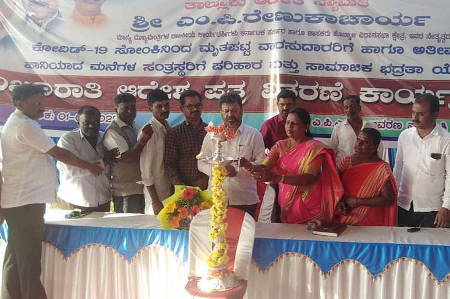 ನ್ಯಾಮತಿ ಎಪಿಎಂಸಿ ಮಾರುಕಟ್ಟೆಯಲ್ಲಿ ಹಮ್ಮಿಕೊಂಡಿದ್ದ ಕಾರ್ಯಕ್ರಮವನ್ನು ಶಾಸಕ ಎಂ.ಪಿ. ರೇಣುಕಾಚಾರ್ಯ ಉದ್ಘಾಟಿಸಿದರು.