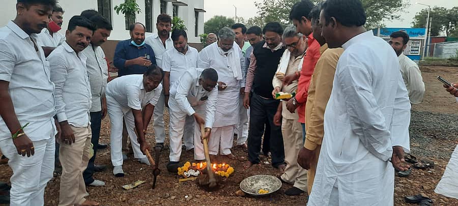 ಆಳಂದದ ಹೊಸ ಮಿನಿವಿಧಾನಸೌಧ ಆವರಣದಲ್ಲಿ ಅಂಬೇಡ್ಕರ್ ಪುತ್ಥಳಿ ಪ್ರತಿಷ್ಠಾಪನೆಗೆ ಶಾಸಕ ಸುಭಾಷ ಗುತ್ತೇದಾರ ಭೂಮಿಪೂಜೆ ನೆರವೇರಿಸಿದರು. ಡಿ.ಜಿ.ಸಾಗರ, ಮಹಾದೇವ ಧನ್ನಿ, ದಯಾನಂದ ಶೇರಿಕಾರ ಇದ್ದರು