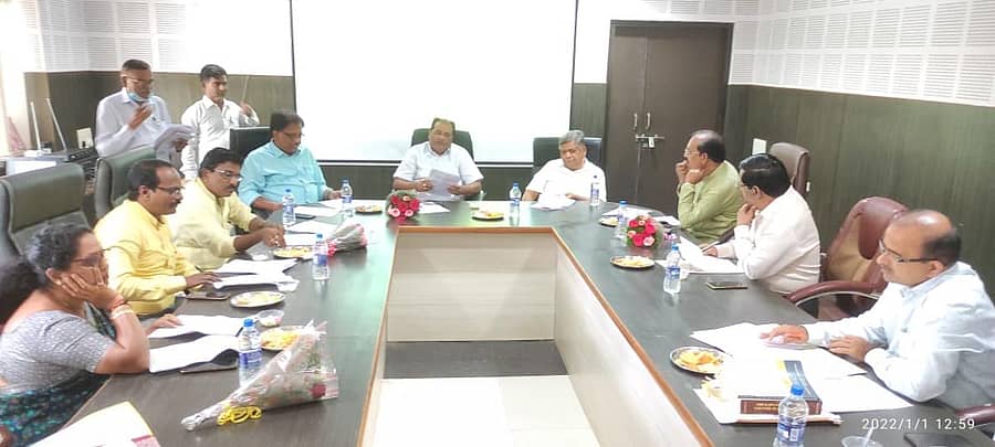 ಹುಬ್ಬಳ್ಳಿ ನವನಗರದ ಹುಡಾ ಕಚೇರಿಯಲ್ಲಿ ಶನಿವಾರ ಮಾಸಿಕ ಪ್ರಗತಿ ಪರಿಶಿಲನಾ ಸಭೆ ನಡೆಯಿತು. ಶಾಸಕರಾದ ಜಗದೀಶ ಶೆಟ್ಟರ್, ಪ್ರಸಾದ ಅಬ್ಬಯ್ಯ, ಅಮೃತ ದೇಸಾಯಿ, ಹುಡಾ ಅಧರ್ಯಕ್ಷ ನಾಗೇಶ ಕಲಬುರ್ಗಿ ಇದ್ದಾರೆ ಇದ್ದಾರೆ