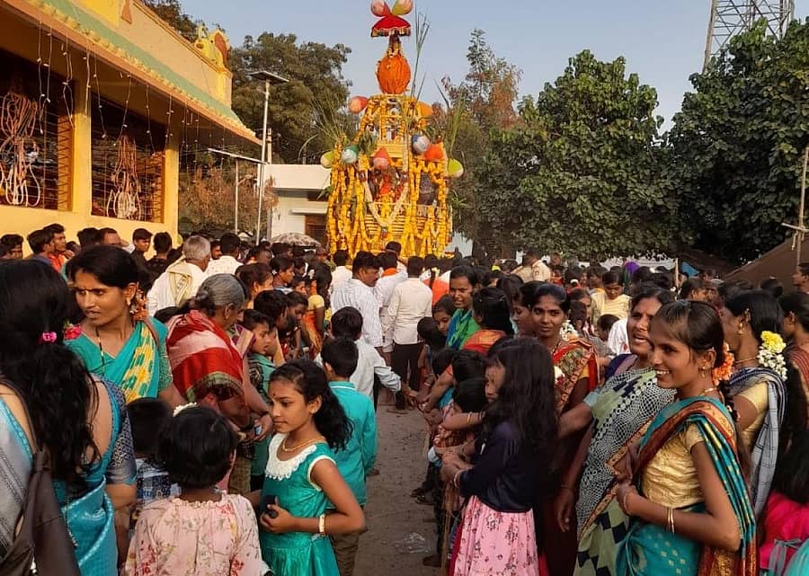 ಮಸ್ಕಿ ಪಟ್ಟಣದಲ್ಲಿ ಕಟ್ಟೆ ದುರ್ಗಾದೇವಿಯ ರಥೋತ್ಸವ ಭಾನುವಾರ ನಡೆಯಿತು