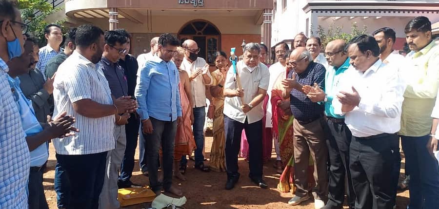 ಹುಬ್ಬಳ್ಳಿಯ ನವೀನ್‌ ಪಾರ್ಕ್‌ನಲ್ಲಿ ಭಾನುವಾರ ಶಾಸಕ ಜಗದೀಶ ಶೆಟ್ಟರ್ ಅವರು ಉದ್ಯಾನ ಅಭಿವೃದ್ಧಿ ಕಾಮಗಾರಿಗೆ ಚಾಲನೆ ನೀಡಿದರು