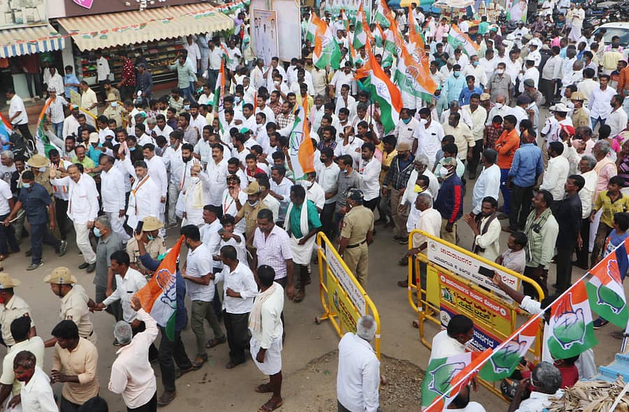 ವಿರೋಧ ಪಕ್ಷದ ನಾಯಕ ಸಿದ್ದರಾಮಯ್ಯ ಹಾಗೂ ಕೆಪಿಸಿಸಿ ಅಧ್ಯಕ್ಷ ಡಿ.ಕೆ.ಶಿವಕುಮಾರ್ ಅವರ ನೇತೃತ್ವದಲ್ಲಿ ಚಾಮರಾಜನಗರದಲ್ಲಿ ಭಾನುವಾರ ನಡೆದ ಪಾದಯಾತ್ರೆಯಲ್ಲಿ ಭಾರಿ ಸಂಖ್ಯೆಯಲ್ಲಿ ಕಾಂಗ್ರೆಸ್ ಕಾರ್ಯಕರ್ತರು ಭಾಗವಹಿಸಿದ್ದರು