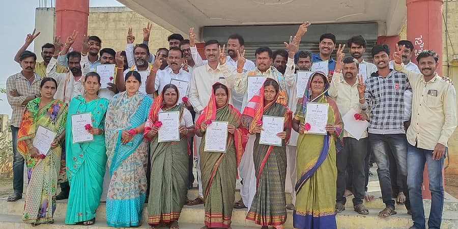 ಕಕ್ಕೇರಾ ನೂತನ ಪುರಸಭೆ ಸದಸ್ಯರಿಗೆ ಚುನಾವಣಾಧಿಕಾರಿಗಳು ಪ್ರಮಾಣಪತ್ರ ವಿತರಿಸಿದರು