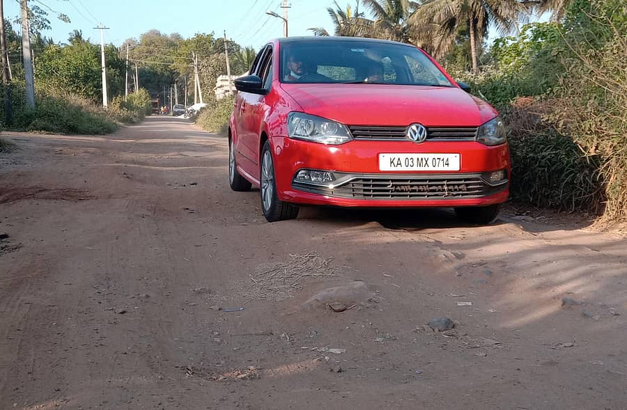 ಶ್ರೀರಂಗಪಟ್ಟಣ ಸಮೀಪದ ದೊಡ್ಡ ಗೋಸಾಯಿಘಾಟ್ ಮತ್ತು ಚಿಕ್ಕ ಗೋಸಾಯಿಘಾಟ್ಗೆ ಸಂಪರ್ಕ ಕಲ್ಪಿಸುವ ರಸ್ತೆಯ ಸ್ಥಿತಿ (ಎಡಚಿತ್ರ). ದೊಡ್ಡೇಗೌಡನಕೊಪ್ಪಲು ಬಳಿಯ ಪುರಾಣ ಪ್ರಸಿದ್ಧ ಗೌತಮ ಕ್ಷೇತ್ರಕ್ಕೆ ರಸ್ತೆ ಸಂಪರ್ಕ ಇಲ್ಲದ ಕಾರಣ ಕಾವೇರಿ ನದಿಯನ್ನು ದಾಟುತ್ತಿರುವ ಪ್ರವಾಸಿಗರು