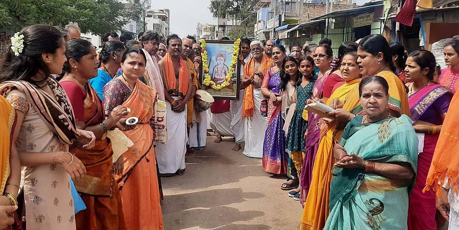 ಕನಕಗಿರಿಯಲ್ಲಿ ಭಾನುವಾರ ಶ್ರೀ ಕುಂಟೋಜಿ ದಾಸರ 176 ನೇ ಆರಾಧನೆ ನಿಮಿತ್ತ ಭಾವಚಿತ್ರದ ಮೆರವಣಿಗೆ ನಡೆಯಿತು