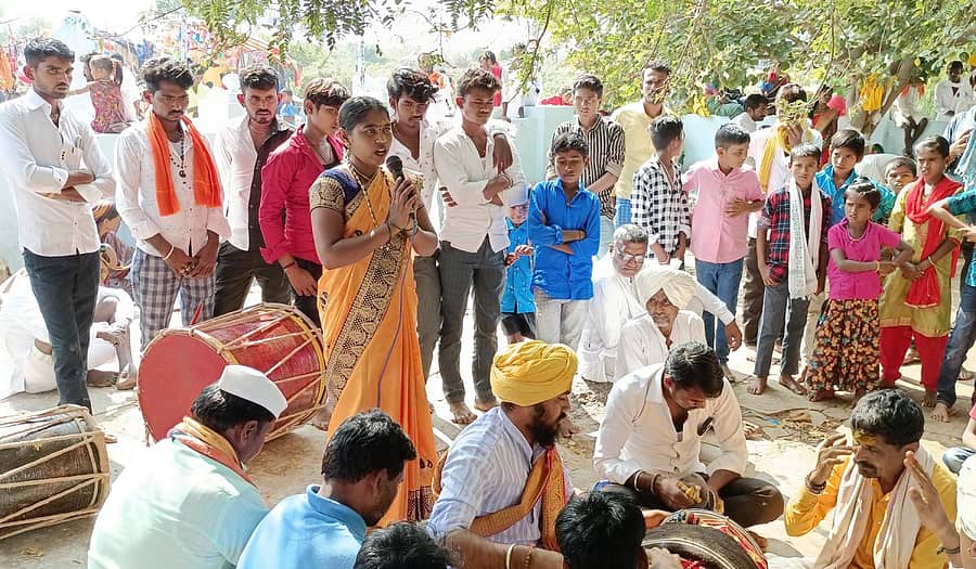ಕಕ್ಕೇರಾ ಸಮೀಪದ ಗವಿರಂಗ ಹಣಮಂತ ದೇವರ ದೇವಸ್ಥಾನದಲ್ಲಿ ಶನಿವಾರ ಸರಳವಾಗಿ ಕಾರ್ತಿಕೋತ್ಸವ ಜರುಗಿತು