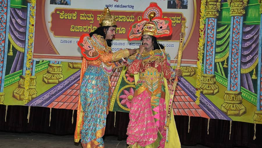 ಕೋಲಾರದಲ್ಲಿ ಸೋಮವಾರ ನಡೆದ ಕೇಳಿಕೆ ಮತ್ತು ಮೂಡಲಪಾಯ ಯಕ್ಷಗಾನೋತ್ಸವದಲ್ಲಿ ಕಲಾವಿದರು ಕೇಳಿಕೆ ಪ್ರದರ್ಶಿಸಿದರು