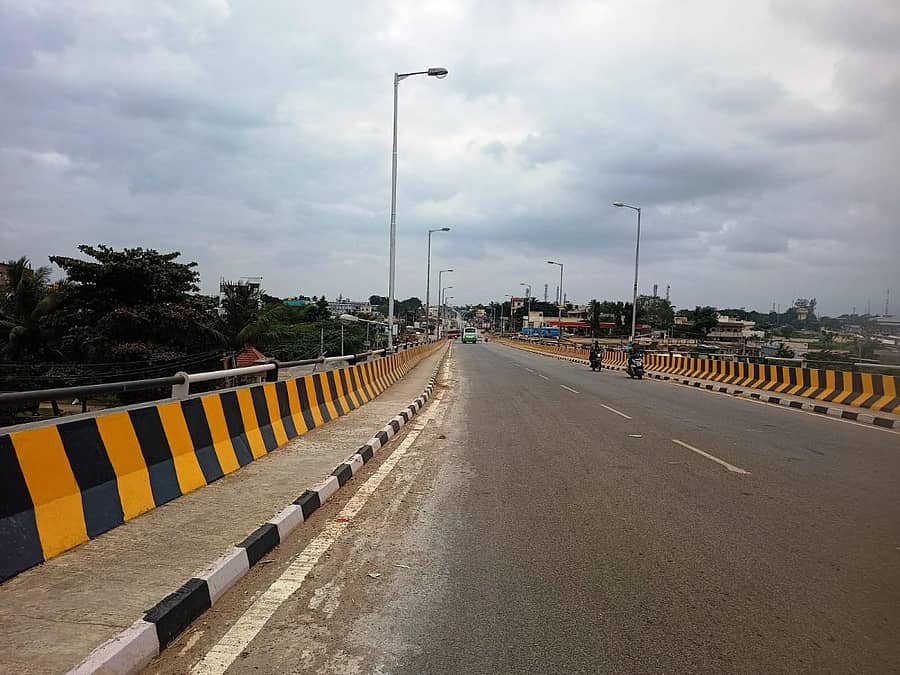 ಹರಿಹರದ ಹೊರವಲಯದಲ್ಲಿರುವ ರೈಲ್ವೆ ಸೇತುವೆಗೆ ಕಂಬ, ದೀಪ ಅಳವಡಿಸಿದ್ದರೂ ಅವು ಬೆಳಗದಿರುವುದು. ಸಂಜೆ ನಂತರ ಜನ, ವಾಹನ ಸಂಚಾರ ವಿರಳವಾಗಿದೆ.