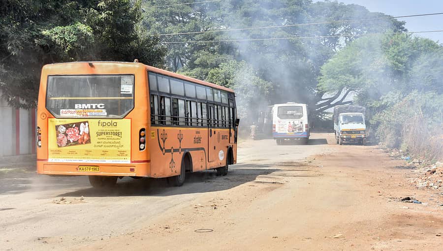 ಪೀಣ್ಯ ಕೈಗಾರಿಕಾ ಪ್ರದೇಶದಲ್ಲಿ ಹಾಳಾಗಿರುವ ರಸ್ತೆಯಲ್ಲಿ ಸಂಚರಿಸುತ್ತಿರುವ ವಾಹನಗಳು –ಪ್ರಜಾವಾಣಿ ಚಿತ್ರಗಳು/ ಅನೂಪ್ ರಾಘ ಟಿ.