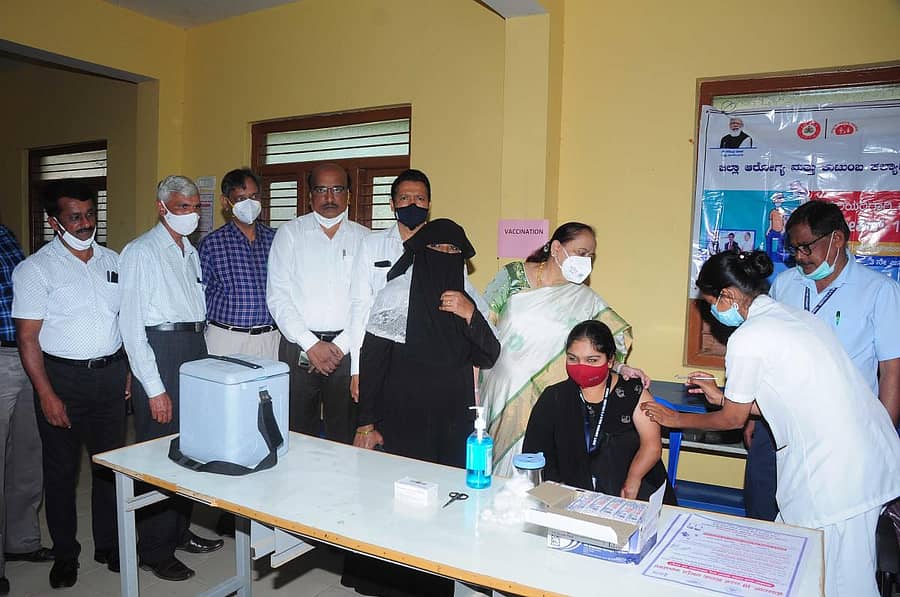 ತುಮಕೂರಿನಲ್ಲಿ ಸೋಮವಾರ ಮಕ್ಕಳಿಗೆ ಕೋವಿಡ್‌ ಲಸಿಕೆ ನೀಡುವ ಕಾರ್ಯಕ್ಕೆ ಚಾಲನೆ ನೀಡಲಾಯಿತು. ಶಾಸಕ ಜಿ.ಬಿ. ಜ್ಯೋತಿಗಣೇಶ್‌, ಡಿಎಚ್ಒ ಡಾ.ನಾಗೇಂದ್ರಪ್ಪ, ಪಾಲಿಕೆ ಆಯುಕ್ತೆ ರೇಣುಕಾ, ಜಿಲ್ಲಾ ಶಸ್ತ್ರಚಿಕಿತ್ಸಕ ಡಾ.ವೀರಭದ್ರಯ್ಯ, ಡಿಡಿಪಿಐ ಸಿ.ನಂಜಯ್ಯ, ಆರ್‌ಸಿಎಚ್ ಅಧಿಕಾರಿ ಡಾ.ಕೇಶವಮೂರ್ತಿ ಉಪಸ್ಥಿತರಿದ್ದರು