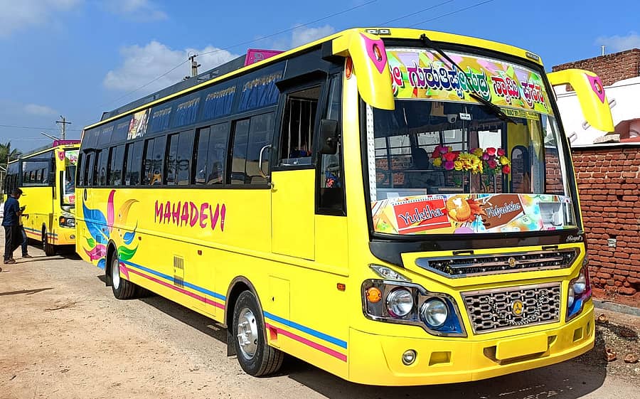 ನಾಯಕನಹಟ್ಟಿ ಪಟ್ಟಣದ ಖಾಸಗಿ ಬಸ್ ಮಾಲಿಕರಾದ ಜೆ.ಆರ್. ರವಿಕುಮಾರ್ ಅವರು ನೂತನವಾಗಿ ಖರೀದಿಸಿರುವ ಸಿಎನ್ಜಿ ಇಂಧನ ಚಾಲಿತ ಖಾಸಗಿ ಬಸ್ (ಎಡಚಿತ್ರ). ಸಿಎನ್ಜಿ ಬಸ್ನ ಒಳ ನೋಟ.