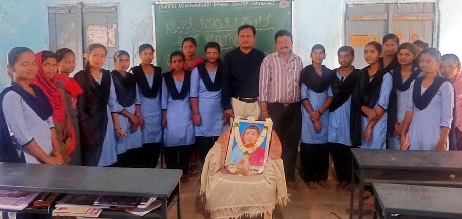 ಹುಣಸಗಿ ಪಟ್ಟಣದ ಸ್ವಾಮಿ ವಿವೇಕಾನಂದ ಪದವಿ ಮಹಾವಿದ್ಯಾಲಯದಲ್ಲಿ ಸಾವಿತ್ರಿಬಾ ಪುಲೆ ಅವರ ಜಯಂತಿಯನ್ನು ಶ್ರದ್ಧಾ ಭಕ್ತಿಯಿಂದ ಆಚರಿಸಲಾಯಿತು