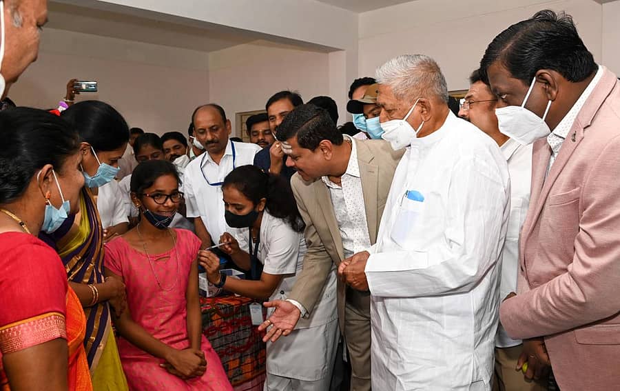 ದಾವಣಗೆರೆಯ ಮೋತಿ ವೀರಪ್ಪ ಶಾಲೆಯಲ್ಲಿ ಆಯೋಜಿಸಿದ್ದ 15 ರಿಂದ 18 ವರ್ಷದವರಿಗೆ ಕೋವ್ಯಾಕ್ಸಿನ್ ಲಸಿಕಾಕರಣಕ್ಕೆ ಶಾಸಕ ಎಸ್.ಎ. ರವೀಂದ್ರನಾಥ್ ಚಾಲನೆ ನೀಡಿದರು
