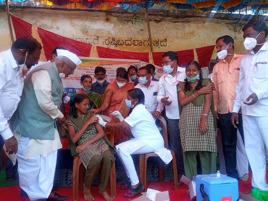 ಅಫಜಲಪುರ ಪಟ್ಟಣದ ಸರ್ಕಾರಿ ಸಂಯುಕ್ತ ಪದವಿ ಪೂರ್ವ ಕಾಲೇಜಿನಲ್ಲಿ ಸೋಮವಾರ ಮಕ್ಕಳಿಗೆ ಕೋವಿಡ್ ಲಸಿಕೆ ಹಾಕಲಾಯಿತು