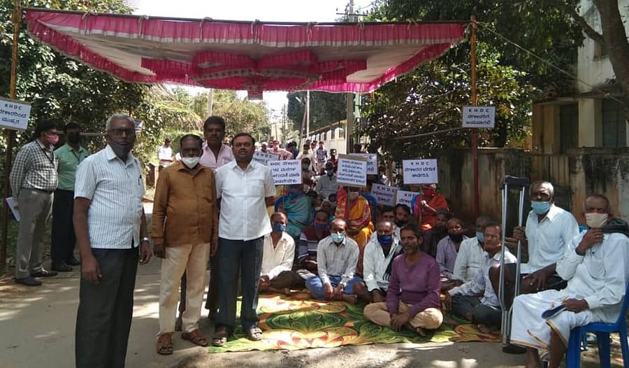 ಆನೇಕಲ್‌ನ ಕೆಎಚ್‌ಡಿಸಿ ಕಾಲೊನಿಯ ನೇಕಾರರಿಗೆ ಮಂಜೂರಾದ ಮನೆಗಳನ್ನು ಫಲಾನುಭವಿಗಳಿಗೆ ನೋಂದಣಿ ಮಾಡಿಕೊಡಬೇಕು ಎಂದು ಒತ್ತಾಯಿಸಿ ಪ್ರತಿಭಟನೆ ನಡೆಸಿದರು