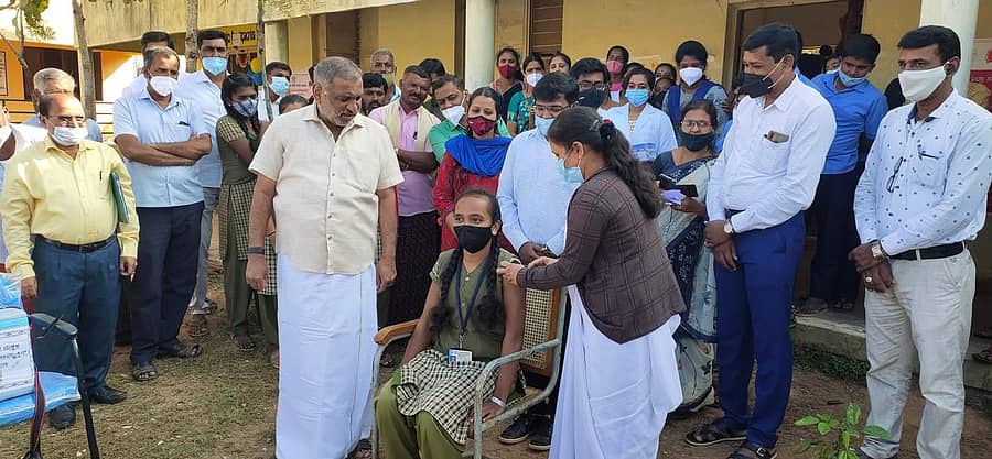 ಚಿಕ್ಕನಾಯಕನಹಳ್ಳಿ ತಾಲ್ಲೂಕಿನ ಜೆ.ಸಿ. ಪುರ ಗ್ರಾಮದ ಸರ್ಕಾರಿ ಪ್ರೌಢಶಾಲೆಯಲ್ಲಿ ಜಿಲ್ಲಾ ಉಸ್ತುವಾರಿ ಸಚಿವ ಜೆ.ಸಿ. ಮಾಧುಸ್ವಾಮಿ ವಿದ್ಯಾರ್ಥಿಗಳಿಗೆ ಲಸಿಕಾ ಅಭಿಯಾನಕ್ಕೆ ಚಾಲನೆ ನೀಡಿದರು