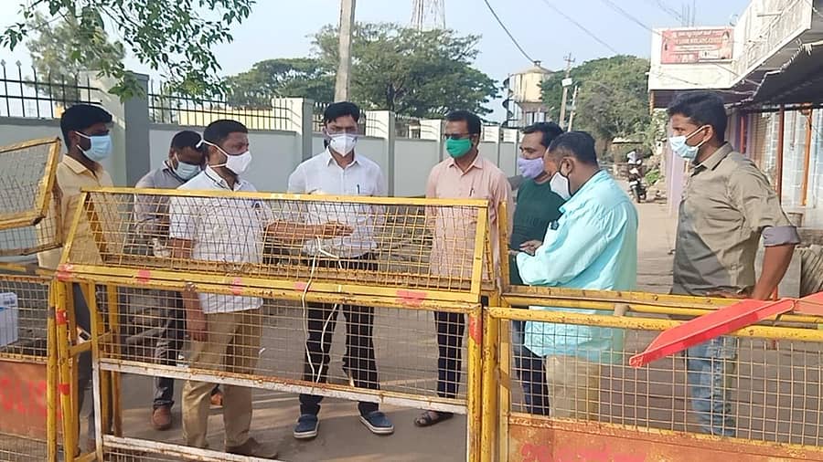 ಹುಲಸೂರ ಪಟ್ಟಣದ 9ನೇ ವಾರ್ಡ್ನಲ್ಲಿ 5 ಜನರಿಗೆ ಕೋವಿಡ್ ದೃಢಪಟ್ಟಿರುವುದರಿಂದ ಬಡಾವಣೆಯನ್ನು ಸೀಲ್ಡೌನ್ ಮಾಡಲಾಯಿತು