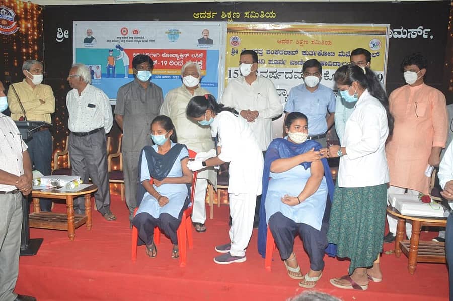 ಗದಗ ನಗರದ ಎಎಸ್‌ಎಸ್ ಪದವಿ ಪೂರ್ವ ವಾಣಿಜ್ಯ ಮಹಾವಿದ್ಯಾಲಯದಲ್ಲಿ ಸೋಮವಾರ ನಡೆದ ಲಸಿಕಾಕರಣದಲ್ಲಿ ಕಾಲೇಜಿನ ವಿದ್ಯಾರ್ಥಿಗಳಿಗೆ ಲಸಿಕೆ ಹಾಕಲಾಯಿತು