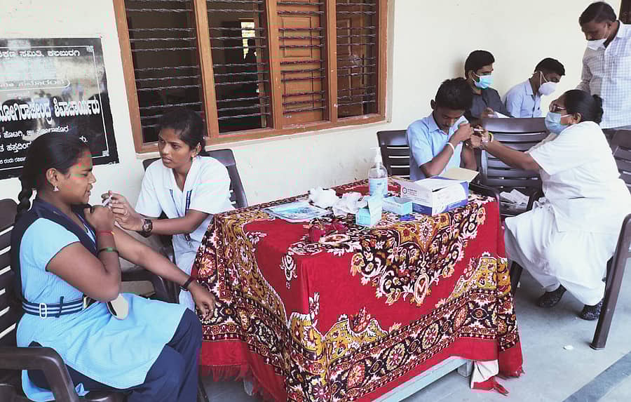 ಆಳಂದ ಪಟ್ಟಣದ ಜೆಪಿ ಪ್ರೌಢ ಶಾಲೆಯಲ್ಲಿ ಪ್ರೌಢ ಶಾಲೆ ವಿದ್ಯಾರ್ಥಿಗಳಿಗೆ ಆರೋಗ್ಯ ಇಲಾಖೆ ಸಿಬ್ಬಂದಿ ಕೋವಿಡ್ ಲಸಿಕೆ ನೀಡಿದರು