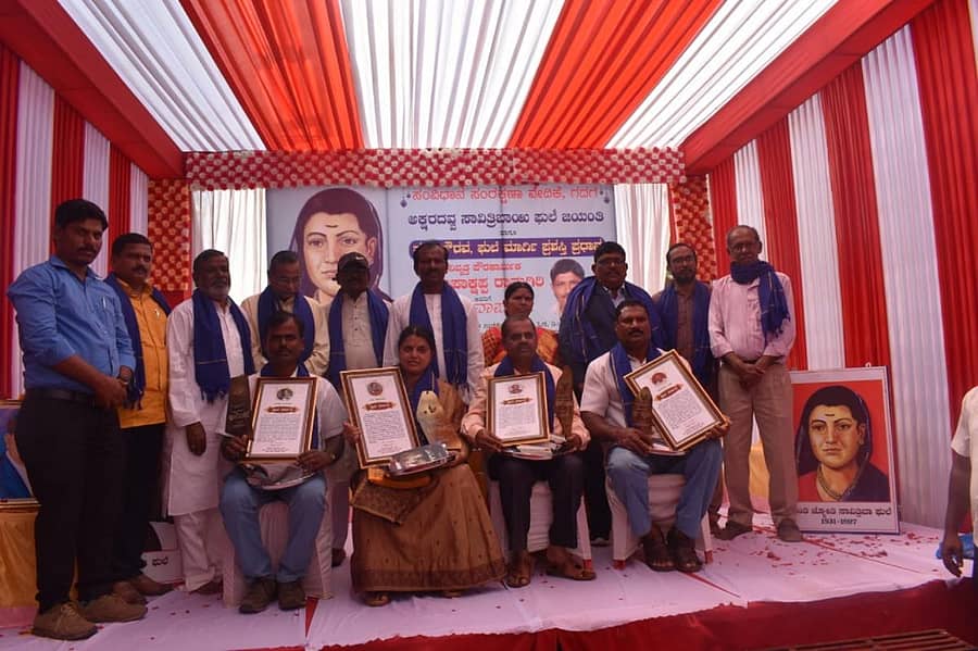 ವೀರಪ್ಪ ತಾಳದವರ, ಕಲ್ಪಿತಾರಾಣಿ, ವಾಸುದೇವ ಕಾಳೆ ಮತ್ತು ಸುರೇಶ ಅಂಗಡಿ ಅವರಿಗೆ ‘ಫುಲೆ ಮಾರ್ಗಿ’ ಪ್ರಶಸ್ತಿ ಪ್ರದಾನ ಮಾಡಲಾಯಿತು