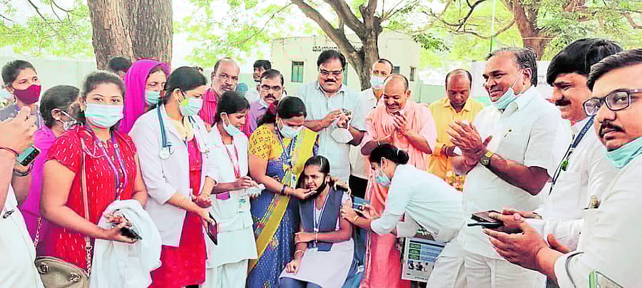 ಗಂಗಾವತಿ ನಗರದ ಸರೋಜಮ್ಮ ಪ್ರೌಢ ಮತ್ತು ಪದವಿ ಪೂರ್ವ ಕಾಲೇಜಿನಲ್ಲಿ ಸೋಮವಾರ ವಿದ್ಯಾರ್ಥಿಗಳಿಗೆ ಲಸಿಕೆ ನೀಡಲಾಯಿತು