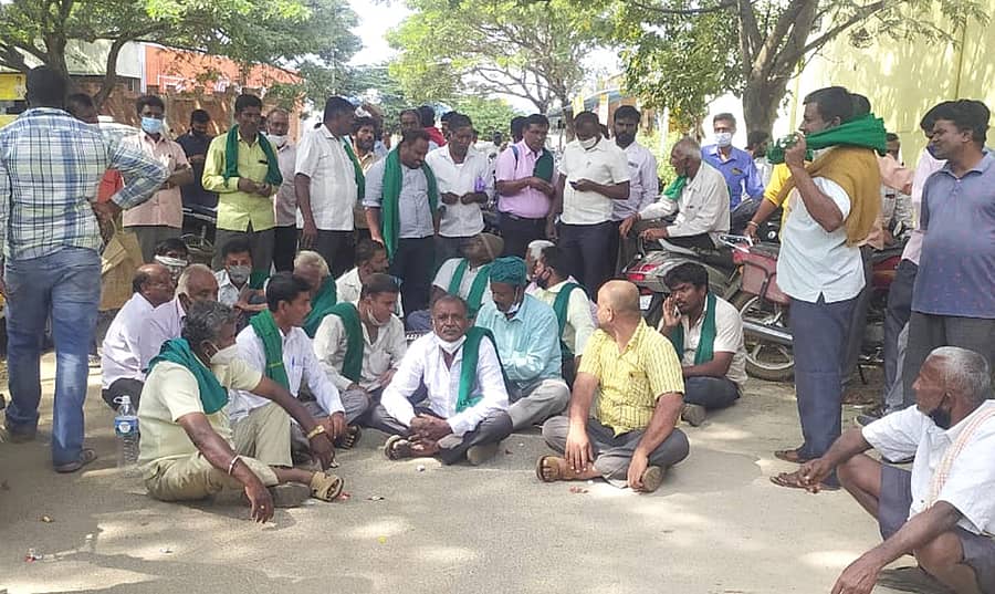 ದೊಡ್ಡಬಳ್ಳಾಪುರದ ಎಪಿಎಂಸಿಯಲ್ಲಿನ ರಾಗಿ ಖರೀದಿ ಕೇಂದ್ರದ ಮುಂದೆ ರೈತರು ಪ್ರತಿಭಟನೆ ನಡೆಸಿದರು