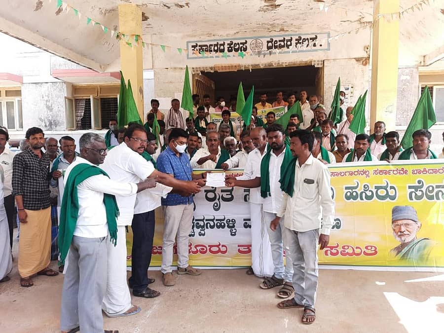 ಜಗಳೂರಿನಲ್ಲಿ ರಾಗಿ ಖರೀದಿ ಮಿತಿ ಹೆಚ್ಚಳಕ್ಕ ಆಗ್ರಹಿಸಿ ರೈತ ಸಂಘದ ಕಾರ್ಯಕರ್ತರು ಸೋಮವಾರ ಪ್ರತಿಭಟನೆ ನಡೆಸಿದರು.