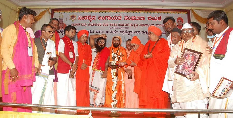 ಹುಬ್ಬಳ್ಳಿಯ ವೀರಶೈವ ಲಿಂಗಾಯತ ಸಂಘಟನಾ ವೇದಿಕೆ, ಅರ್ಚಕರ ಮತ್ತು ಪುರೋಹಿತರ ಘಟಕ, ಕರ್ನಾಟಕ ಸಂಸ್ಕೃತ ವಿದ್ಯಾಲಯದ ಸಹಯೋಗದಲ್ಲಿ ನಗರದಲ್ಲಿ ಮಂಗಳವಾರ ಆಯೋಜಿಸಿದ್ದ ಅರ್ಚಕರ ಮತ್ತು ಪುರೋಹಿತರ ಹಾಗೂ ಆಗಮಿಕರ ವಿಶ್ವಮಟ್ಟದ ಶಿಲಾಮೂರ್ತಿ ಪ್ರತಿಷ್ಠಾಪನೆ ಕಾರ್ಯಾಗಾರವನ್ನು ಬೆಳಗಾವಿಯ ಕಾರಂಜಿ ಮಠದ ಗುರುಸಿದ್ಧ ಸ್ವಾಮೀಜಿ,ಬೆಳಗಾವಿಯ ಹುಕ್ಕೇರಿ ಹಿರೇಮಠದ ಚಂದ್ರಶೇಖರ ಶಿವಾಚಾರ್ಯ ಸ್ವಾಮೀಜಿ, ಮಹಾರಾಷ್ಟ್ರದ ಶ್ರೀಮದ್ ಕಾಶಿ ಜ್ಞಾನಸಿಂಹಾಸನ ಪೀಠ ಖಾಸಾ ಶಾಖಾ ಮಠದ ಗುರುಸಿದ್ಧ ಮಣಿಕಂಠ ಶಿವಾಚಾರ್ಯ ಸ್ವಾಮೀಜಿ ಉದ್ಘಾಟಿಸಿದರು. ವಿವಿಧ ಮಠಾಧೀಶರು, ಶಾಸ್ತ್ರಿಗಳು ಇದ್ದಾರೆ