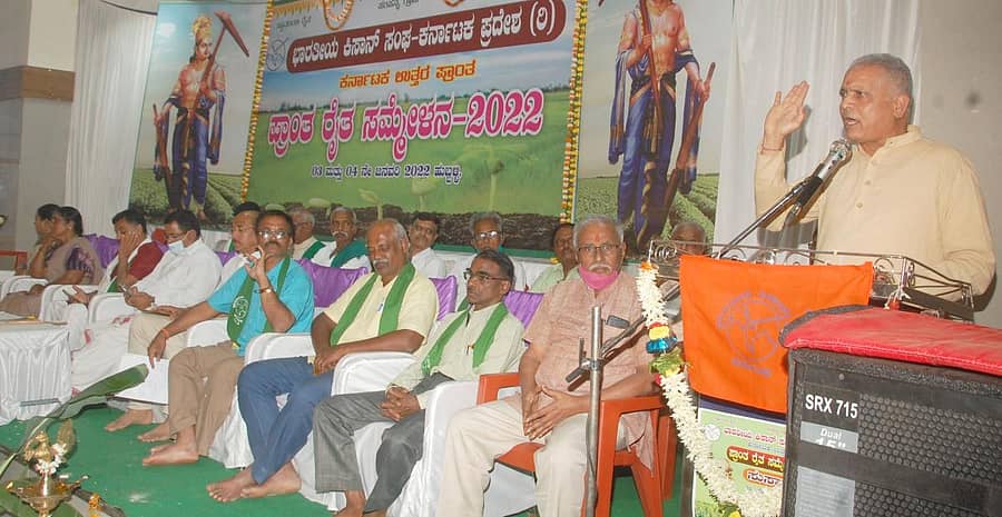 ಹುಬ್ಬಳ್ಳಿಯಲ್ಲಿ ಭಾರತೀಯ ಕಿಸಾನ್ ಸಂಘ ಆಯೋಜಿಸಿದ್ದ ಪ್ರಾಂತ ರೈತ ಸಮ್ಮೇಳನದ ಸಮಾರೋಪ ಸಮಾರಂಭದಲ್ಲಿ ಸಂಘದ ಕ್ಷೇತ್ರ ಸಂಘಟನಾ ಕಾರ್ಯದರ್ಶಿ ದೊಣೂರು ರಾಮು ಮಾತನಾಡಿದರು