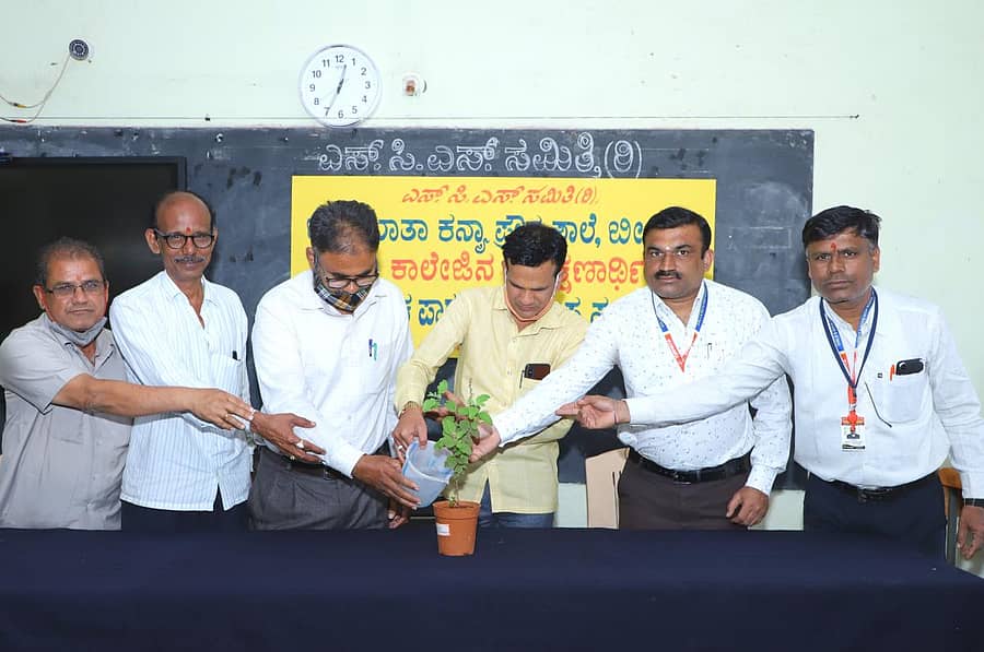 ಬೀದರ್ನ ಜೀಜಾಮಾತಾ ಕನ್ಯಾ ಪ್ರೌಢಶಾಲೆಯಲ್ಲಿ ಆಯೋಜಿಸಿದ್ದ ಬಿಲಾಲ್ ಶಿಕ್ಷಣ ಮಹಾವಿದ್ಯಾಲಯದ ಪ್ರಶಿಕ್ಷಣಾರ್ಥಿಗಳ ಪ್ರಾಯೋಗಿಕ ಪಾಠಗಳ ಸಮಾರೋಪ ಕಾರ್ಯಕ್ರಮವನ್ನು ಕ್ಷೇತ್ರ ಶಿಕ್ಷಣಾಧಿಕಾರಿ ಕಚೇರಿಯ ವಿಜ್ಞಾನ ವಿಷಯ ಪರಿವೀಕ್ಷಕ ಸಚ್ಚಿದಾನಂದ ಉದ್ಘಾಟಿಸಿದರು