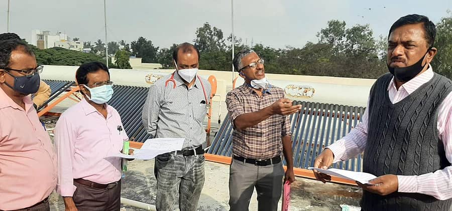 ವಿಧಾನ ಪರಿಷತ್ ಸದಸ್ಯ ಗೋವಿಂದರಾಜು ಕೋಲಾರದ ಎಸ್ಎನ್ಆರ್ ಜಿಲ್ಲಾ ಆಸ್ಪತ್ರೆಯ ತಾಯಿ ಮತ್ತು ಮಕ್ಕಳ ವಿಭಾಗಕ್ಕೆ ಮಂಗಳವಾರ ಭೇಟಿ ನೀಡಿ ಅಭಿವೃದ್ಧಿ ಕಾಮಗಾರಿಗಳ ಬಗ್ಗೆ ಪರಿಶೀಲನೆ ನಡೆಸಿದರು