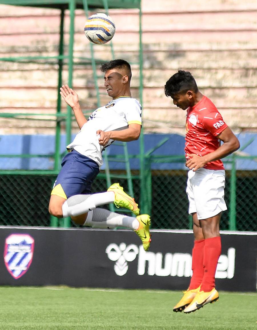 ಎಎಸ್ಸಿ ಸೆಂಟರ್ ತಂಡದ ಯು.ರಾಬಿನ್ ಸಿಂಗ್ (ಎಡ) ಮತ್ತು ಜವಾಹರ್ ಯೂನಿಯನ್ ಎಫ್ಸಿ ತಂಡದ ಮುಹಮ್ಮದ್ ಶಮಿಲ್ ನಡುವೆ ಚೆಂಡಿಗಾಗಿ ಪೈಪೋಟಿ– ಪ್ರಜಾವಾಣಿ ಚಿತ್ರ/ ಬಿ.ಎಚ್.ಶಿವಕುಮಾರ್