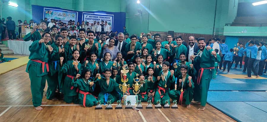 ಪ್ರಶಸ್ತಿಯೊಂದಿಗೆ ಕರ್ನಾಟಕ ತಂಡ