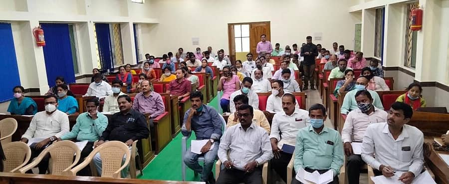 ಹಾಸನ ತಾಲ್ಲೂಕು ಪಂಚಾಯಿತಿ ಸಭಾಂಗಣದಲ್ಲಿ ನಡೆದ ಪ್ರಗತಿ ಪರಿಶೀಲನಾ ಸಭೆಯಲ್ಲಿ ವಿವಿಧ ಇಲಾಖೆ ಅಧಿಕಾರಿಗಳು ಹಾಜರಿದ್ದರು